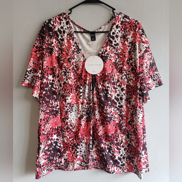 emery rose Tops - NEW women's 2X red/black/white splotch v-neck shirt short sleeve